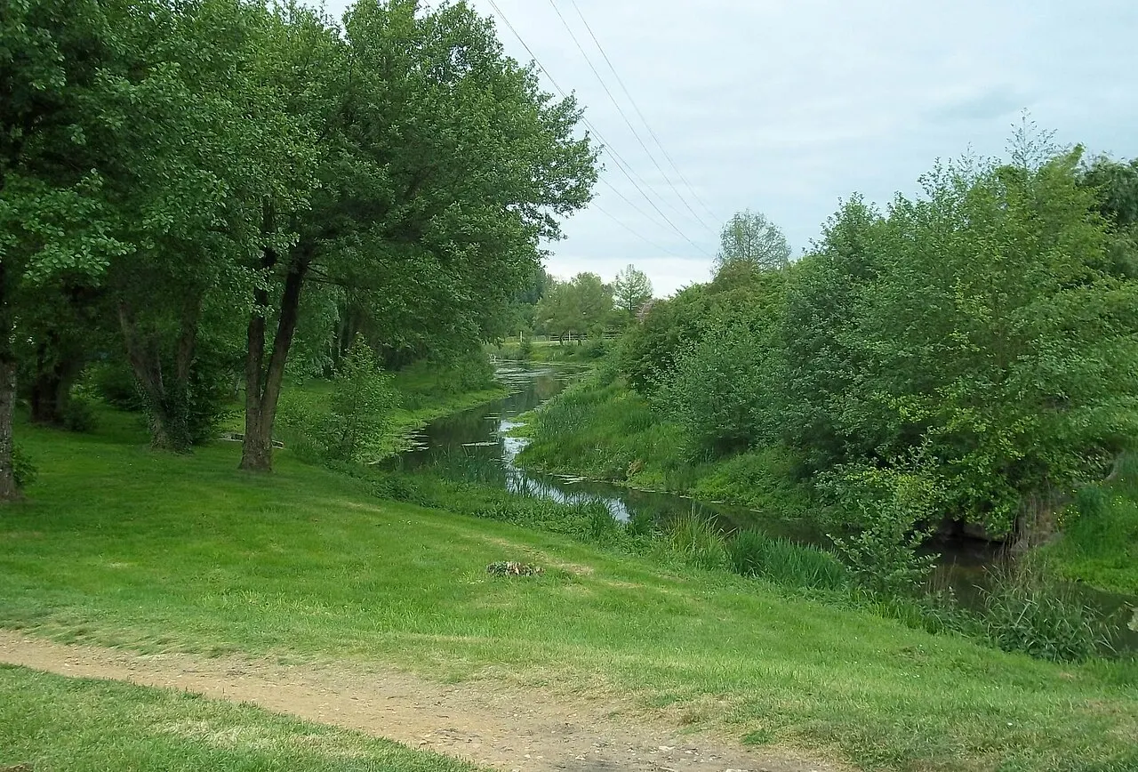 le ruisseau de l'Auneau traversant le centre du bourg