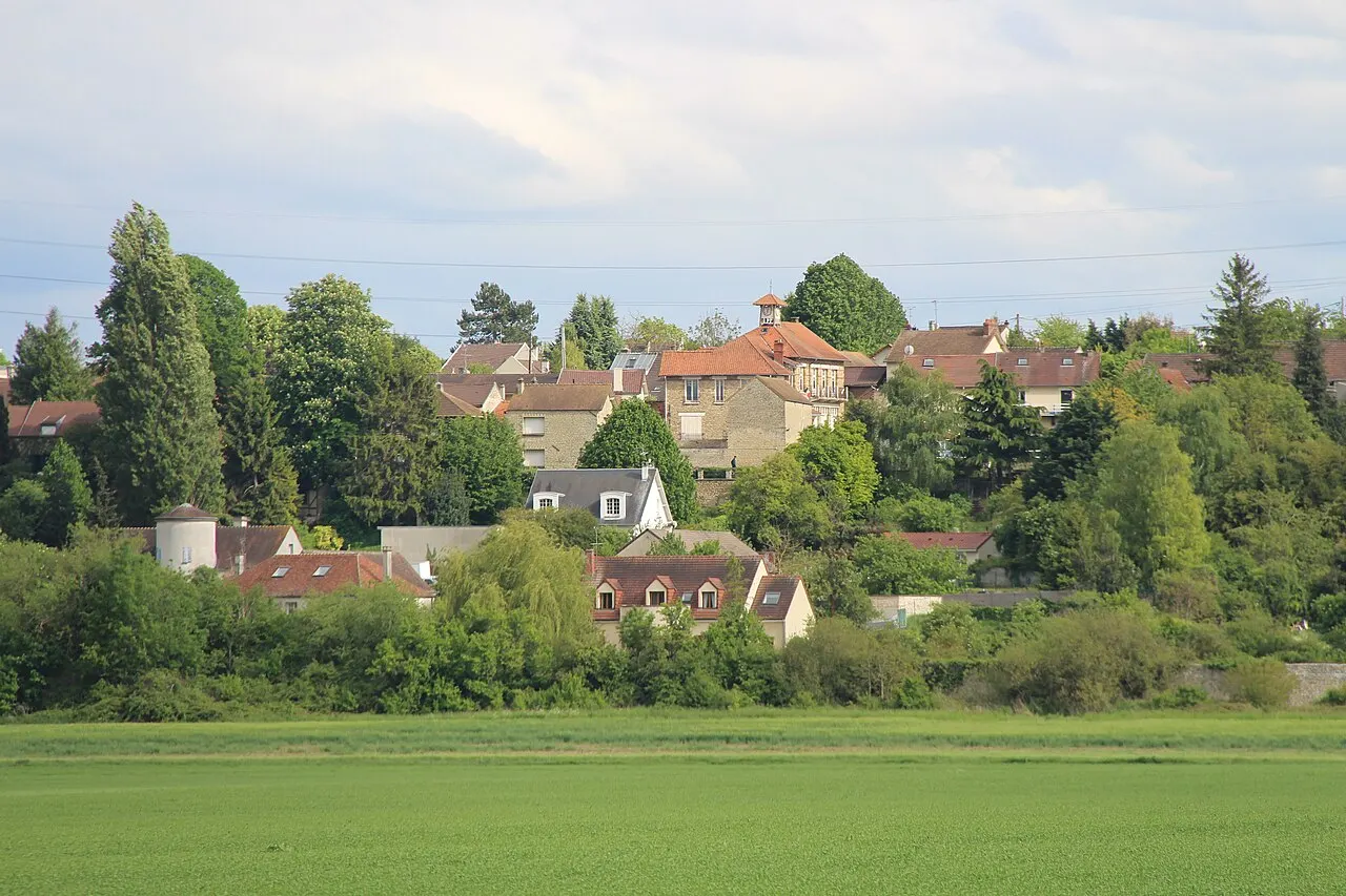 Vu du village de Chapet (avec sa mairie au centre) depuis un champ au nord de celui-ci