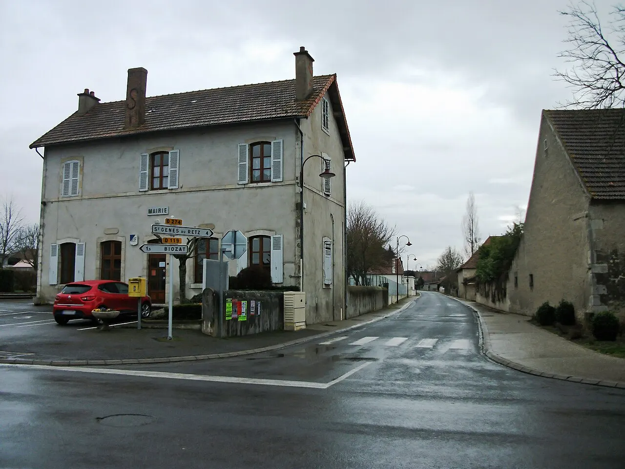 Mairie et route départementale 274 en direction de Saint-Genès-du-Retz (Puy-de-Dôme) in Charmes (Allier) [10084]
