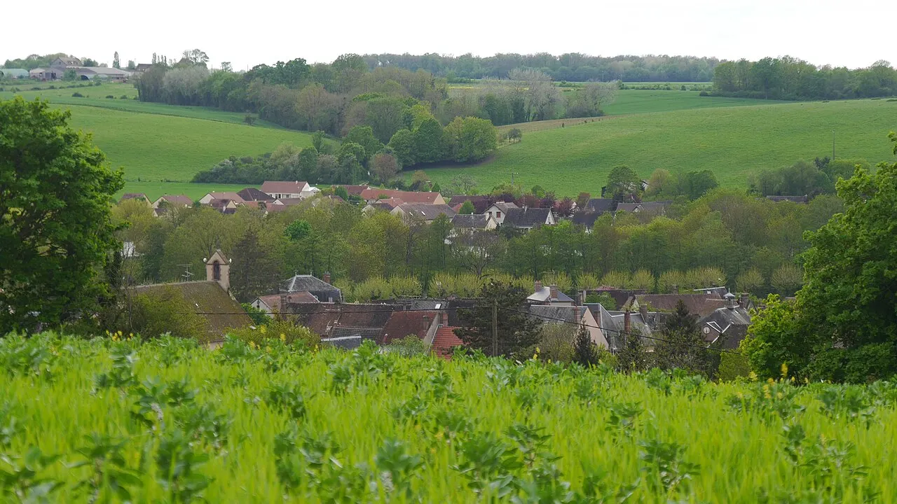 On aperçoit au premier plan la Plaine des Perreuses partiellement en jachère. Au deuxième plan se trouve le village de Charny, coupé en…