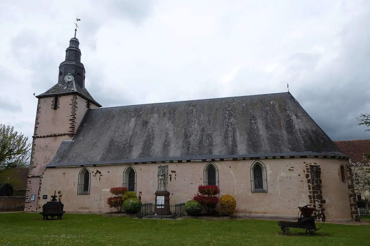église Saint-Lubin et monument aux morts par F. Charpentier, Chassant, Eure-et-Loir (France).