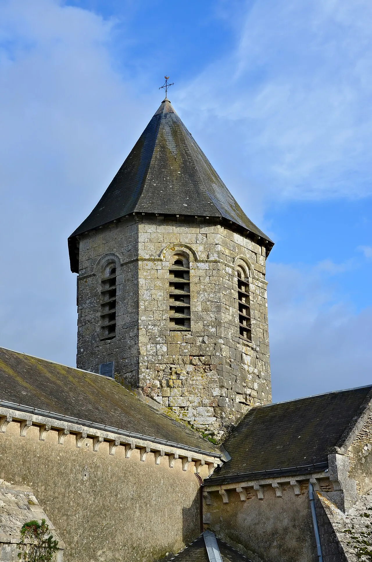 Clocher roman octogonal de l'église de Châtain, Vienne, France.