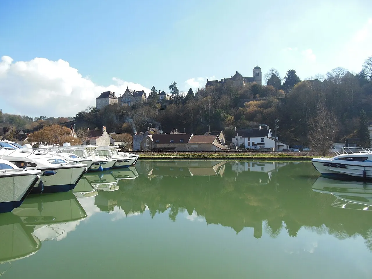 Le village depuis le port de plaisance, Châtel-Censoir, Yonne, Bourgogne, France.