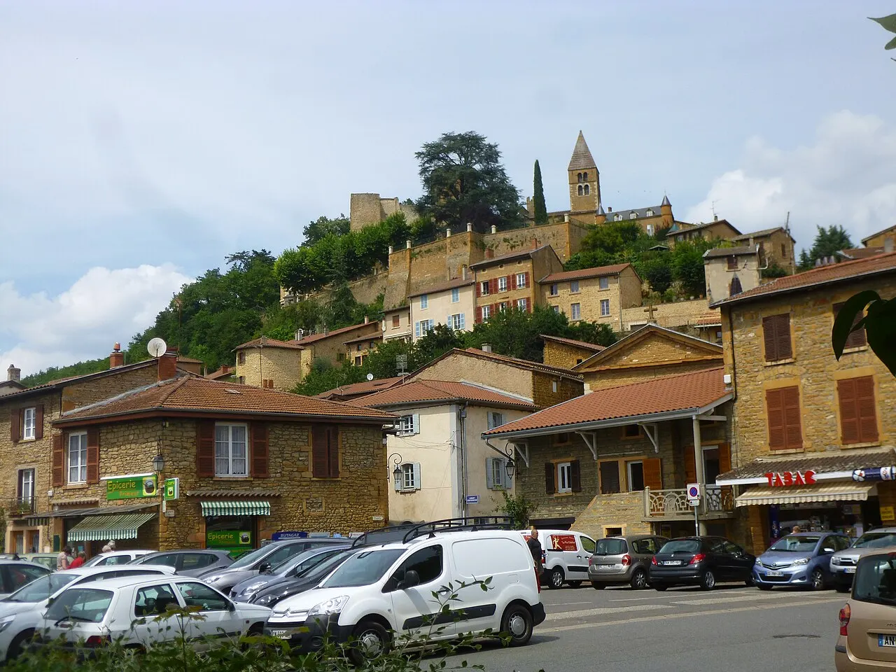 Le château et la chapelle castrale vus de la place
