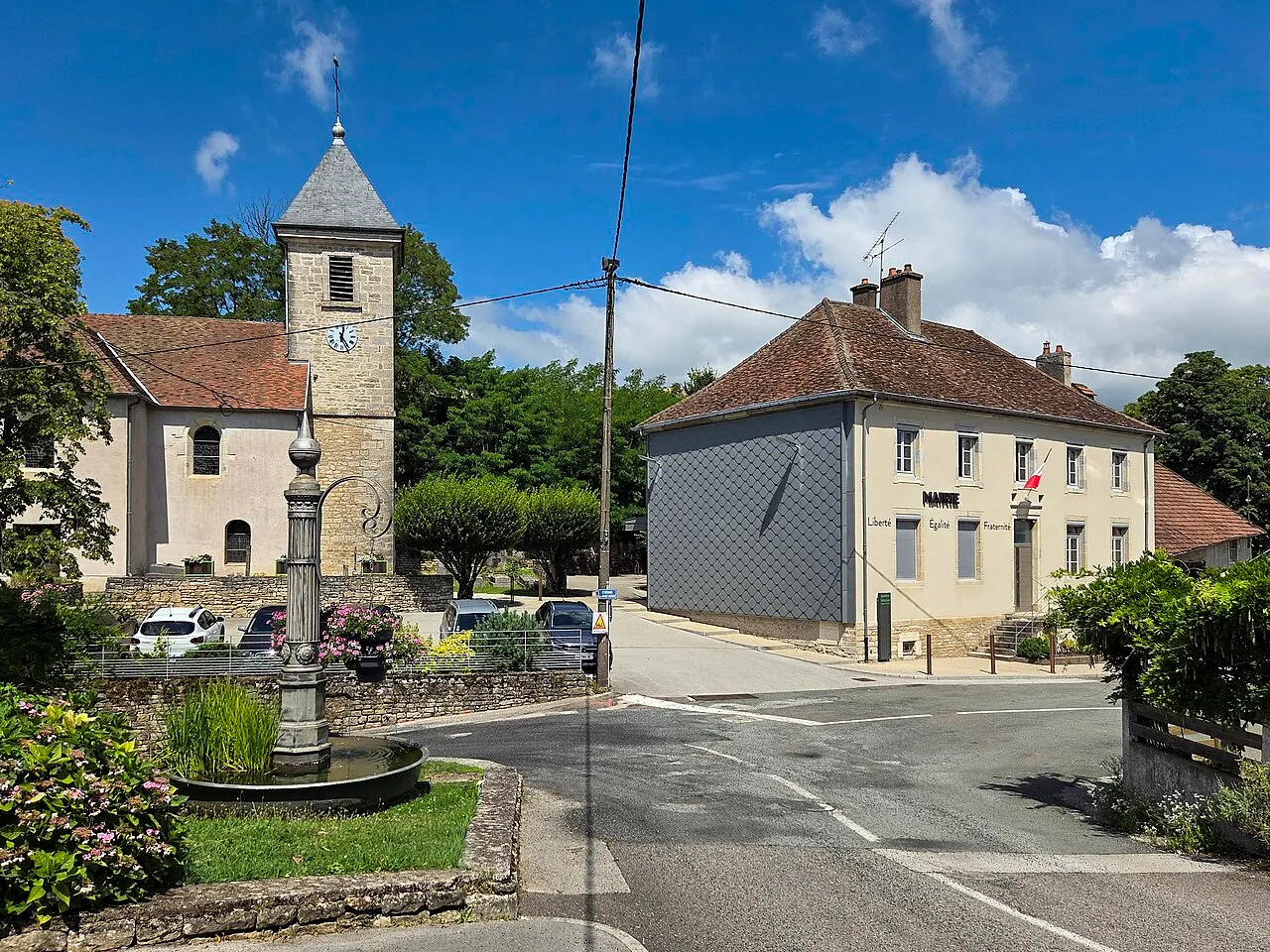 Le centre du village de Chatillon-le-Duc, avec la fontaine, l'église Saint-Lazare et la mairie.