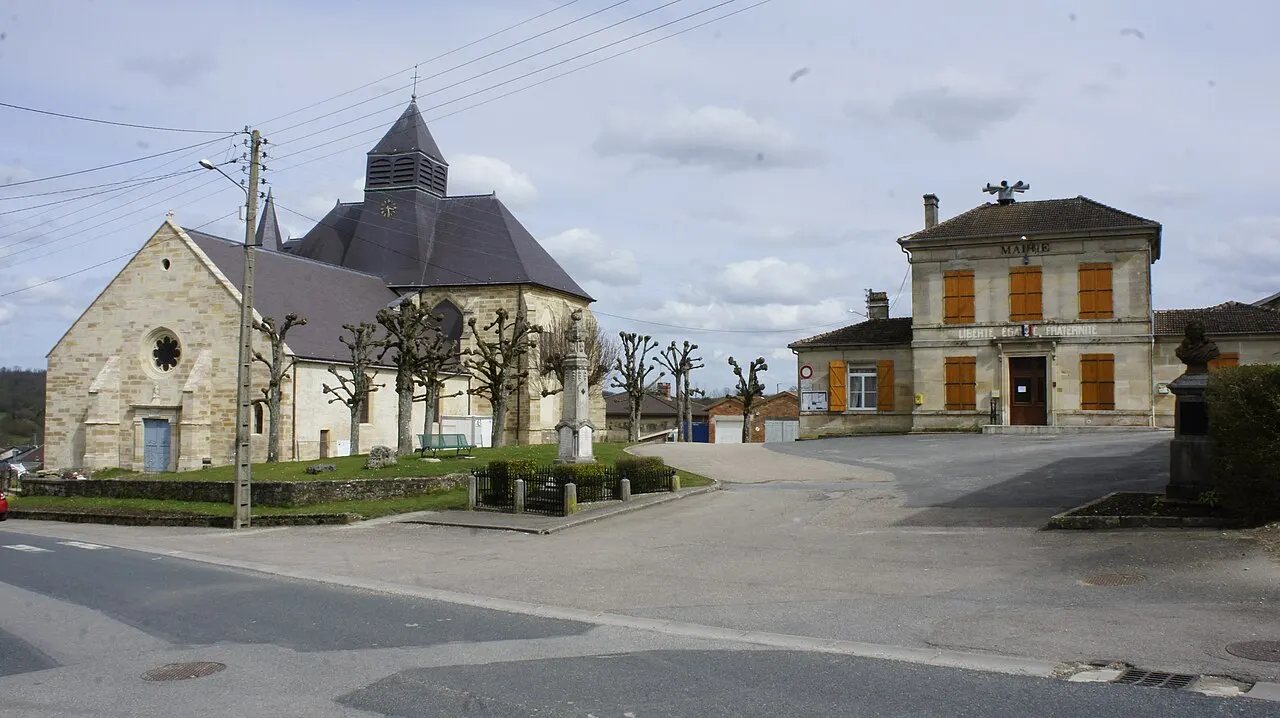 Place de la mairie où se trouve aussi le monument aux morts .