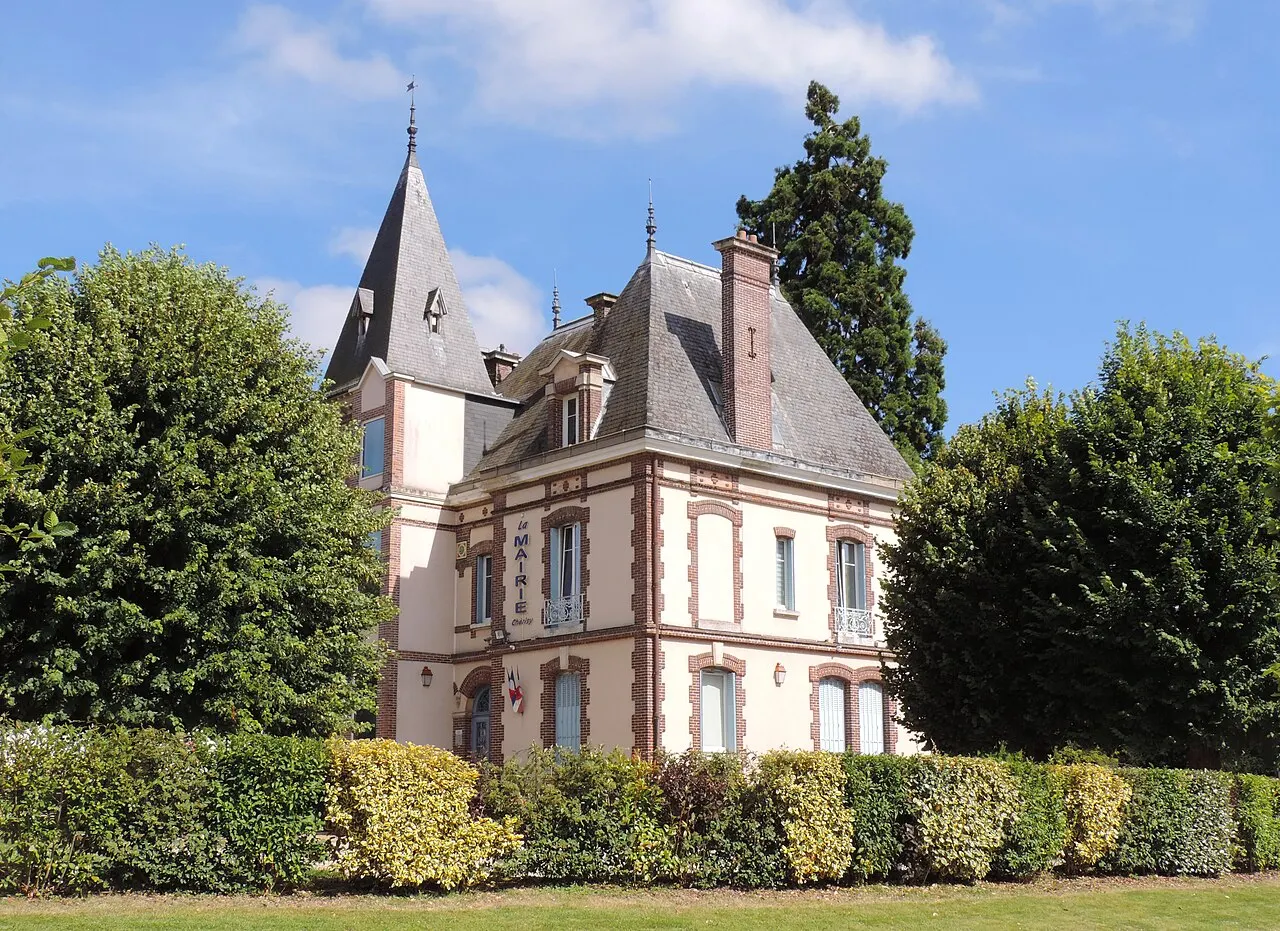 La mairie de Cherisy, anciennement château de Cherisy, depuis l'allée de l'Espace Hugo.