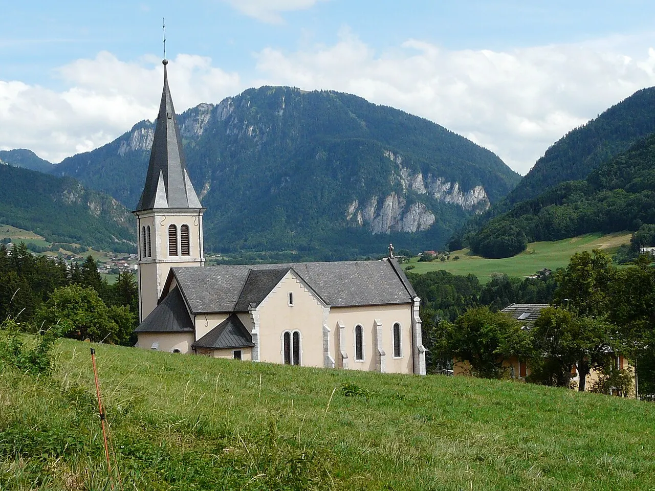Chevenoz (Haute-Savoie, France) : l'église et la vallée d'Abondance