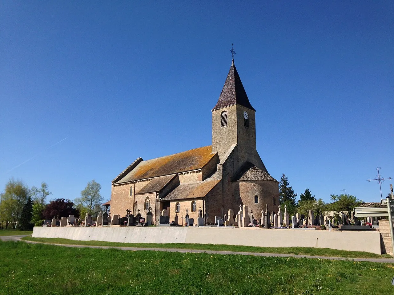 Vue sur l'église de Chevroux