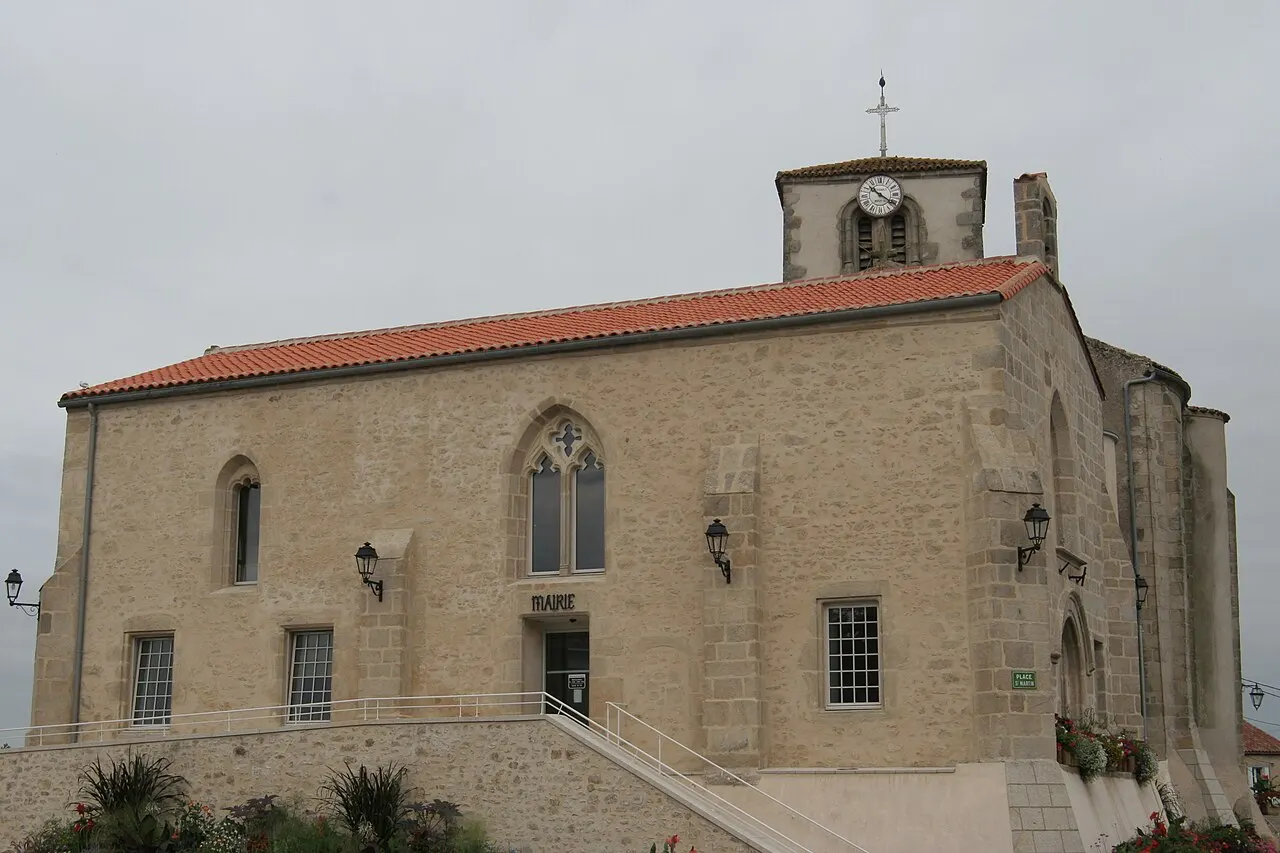 Mairie au chevet de l'église de Chiché. Il s'agit de l'ancienne chapelle Notre-Dame-de-Recouvrance.