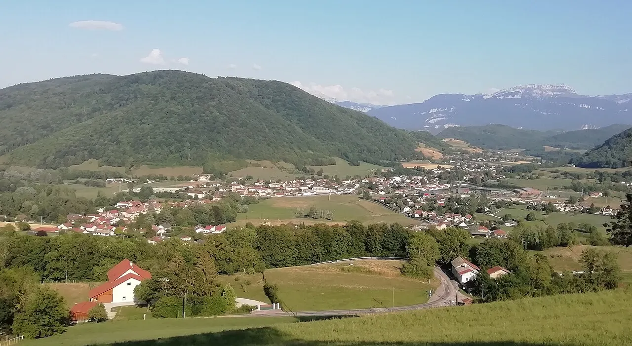 Vue générale de Chirens depuis la tour de Clermont. Chirens, Isère, AuRA, France.