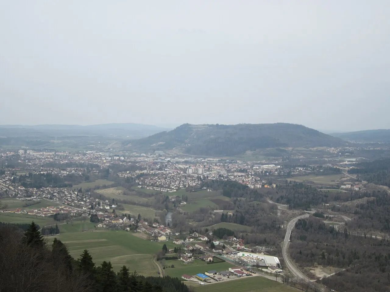 Paysage du Jura : Au premier plan le village de Cize, au 2e plan la ville de Champagnole, au 3e plan le Mont Rivel