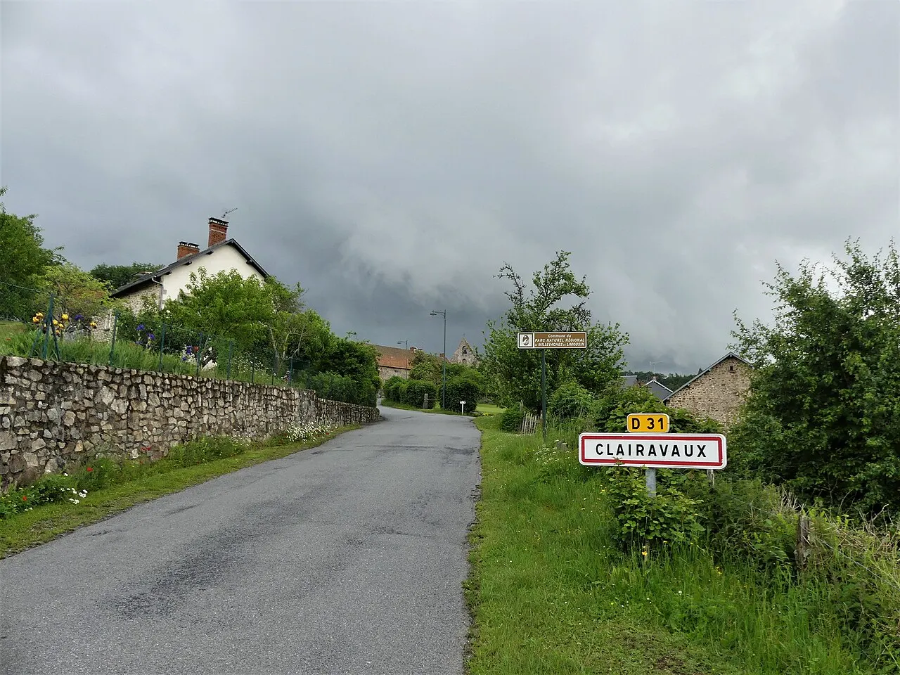 L'entrée du bourg de Clairavaux, Creuse, France.