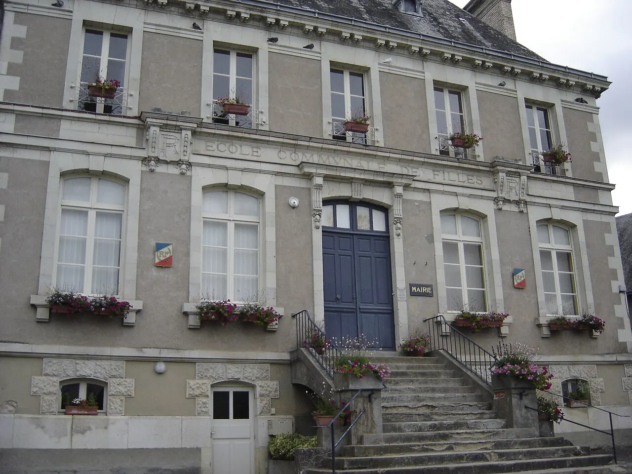 Ancienne mairie-école de Clefs (Maine-et-Loire, France).