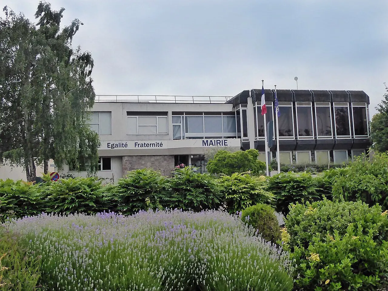 mairie moderne entourée d'un parc