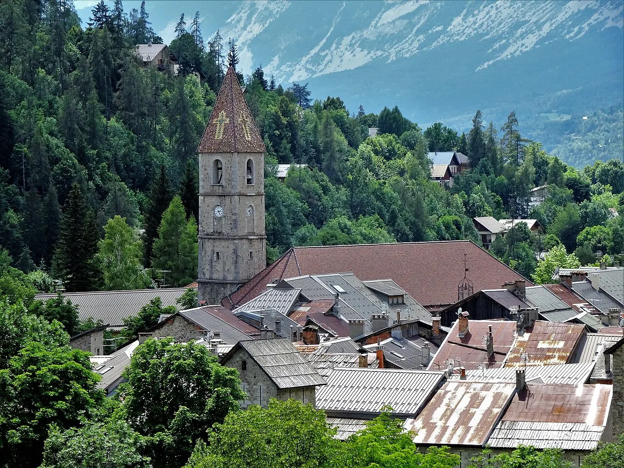L'église de style gothique provençal ( entre l'art roman et gothique ) date du 17° siècle.