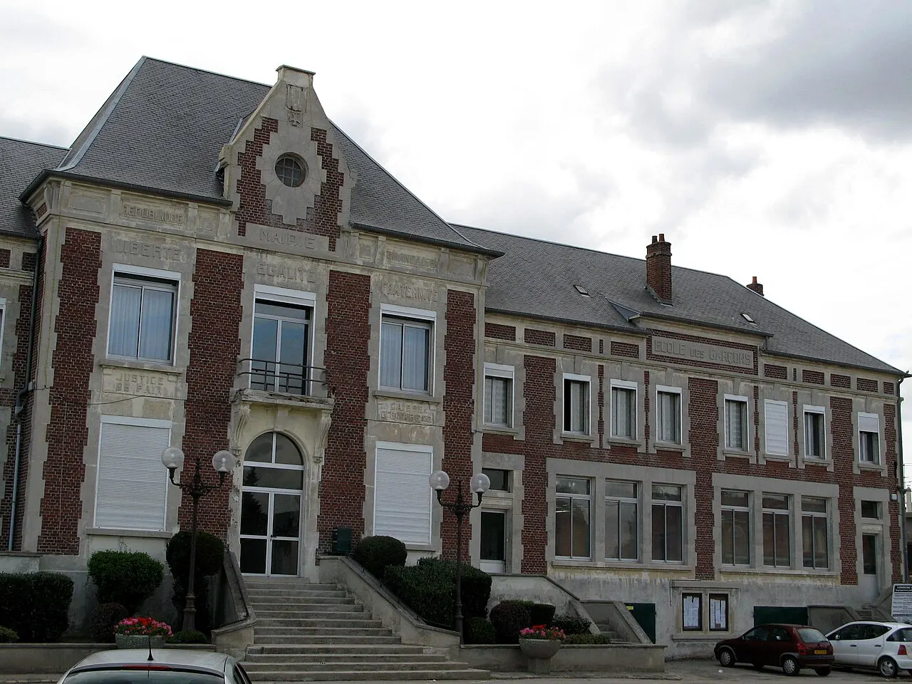 Combles (Somme, France) - La mairie-école, juge de paix, Caisse d'Epargne.