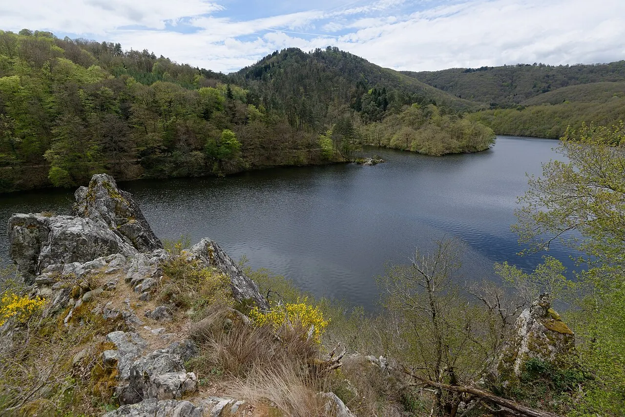Vue sur les méandres de la Sioule depuis le chemin bâti allant jusqu'au barrage de Queuille, à Saint-Gervais d'Auvergne.