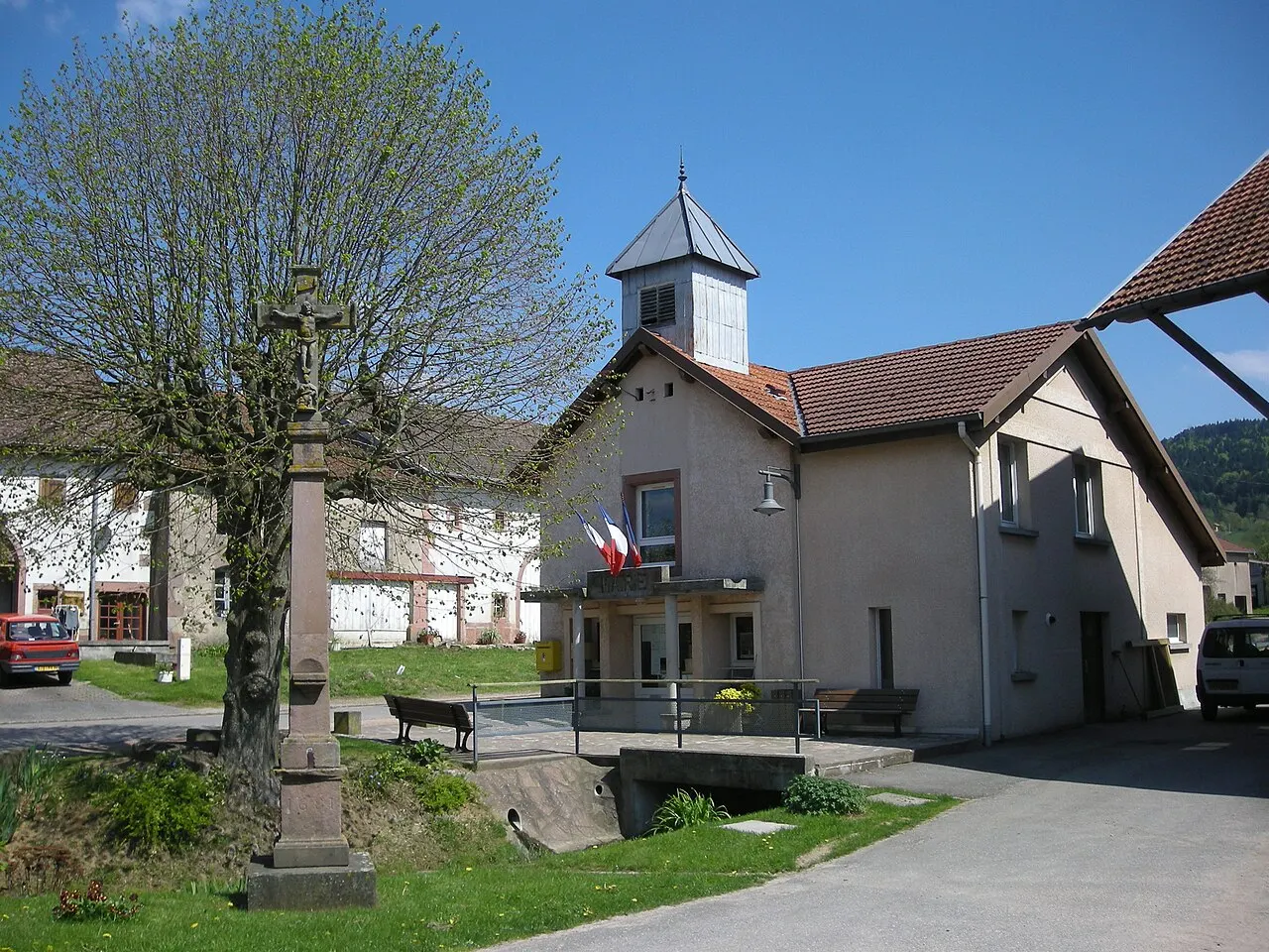 Le calvaire et la mairie de Combrimont (Vosges)