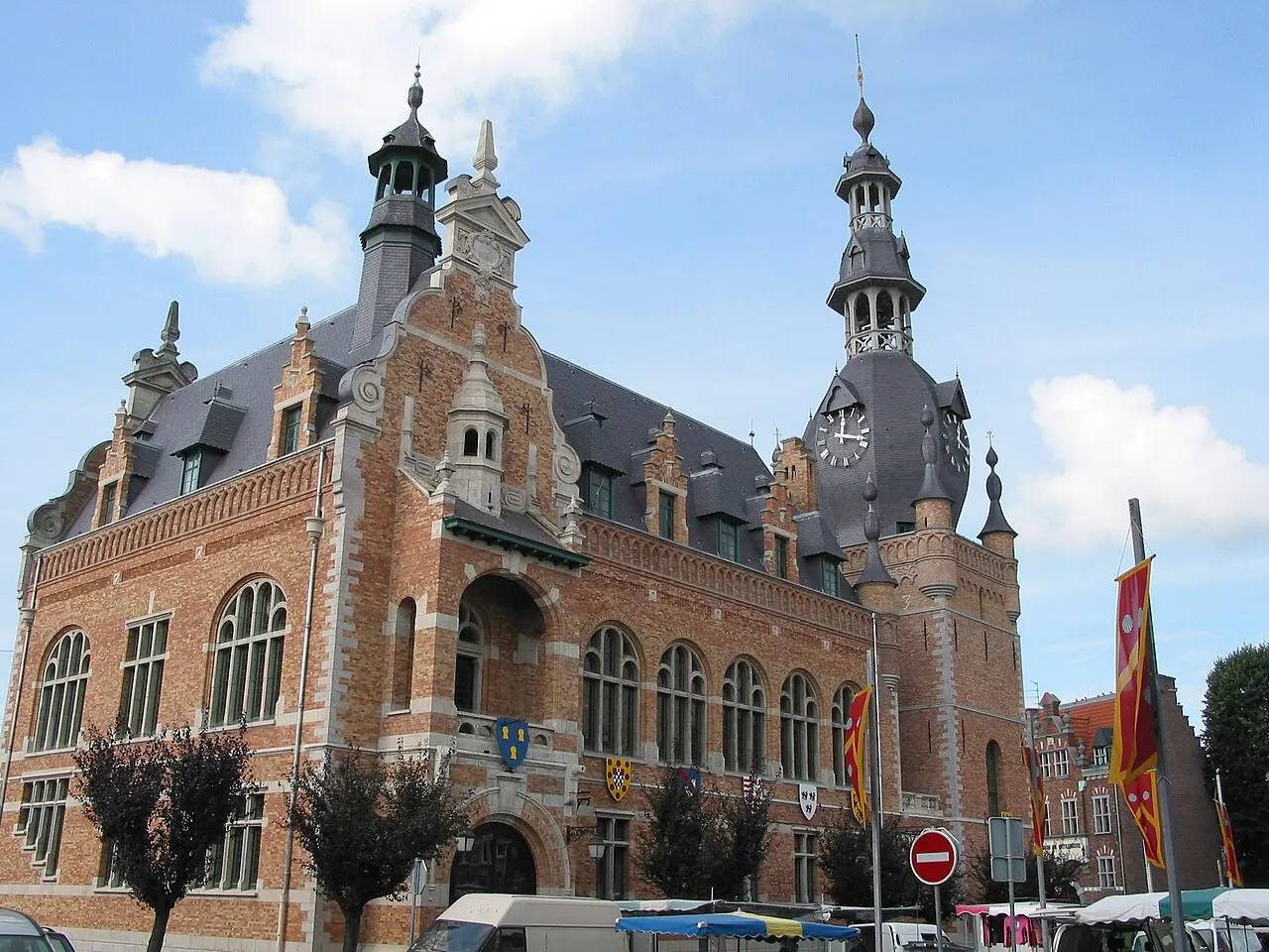 Comines (France), l'hôtel de ville et le beffroi (1923 - architecte : Louis-Marie Cordonnier).
