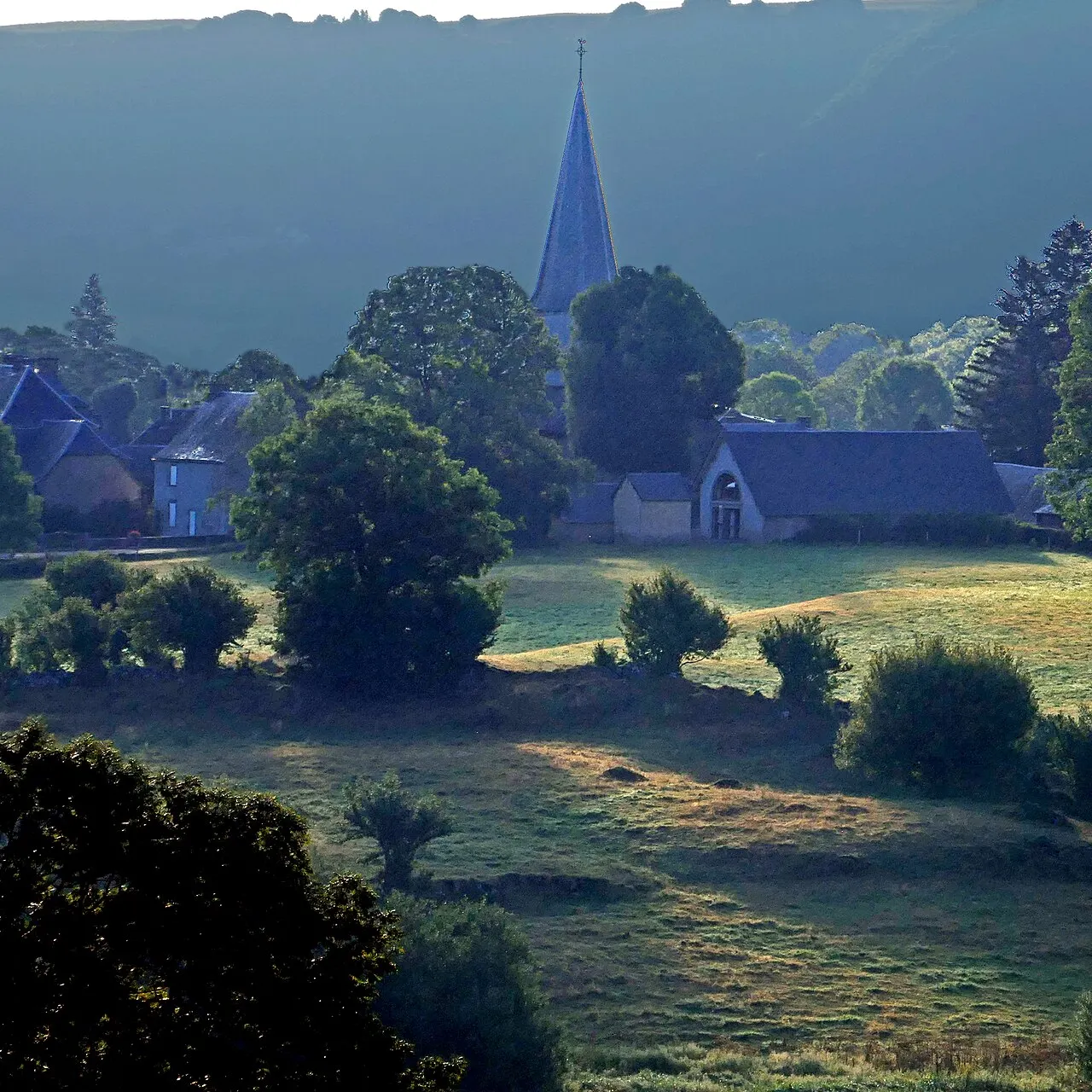 L'église Saint-Georges des XIIIe et XVe siècles est classée au titre des monuments historiques depuis 1904