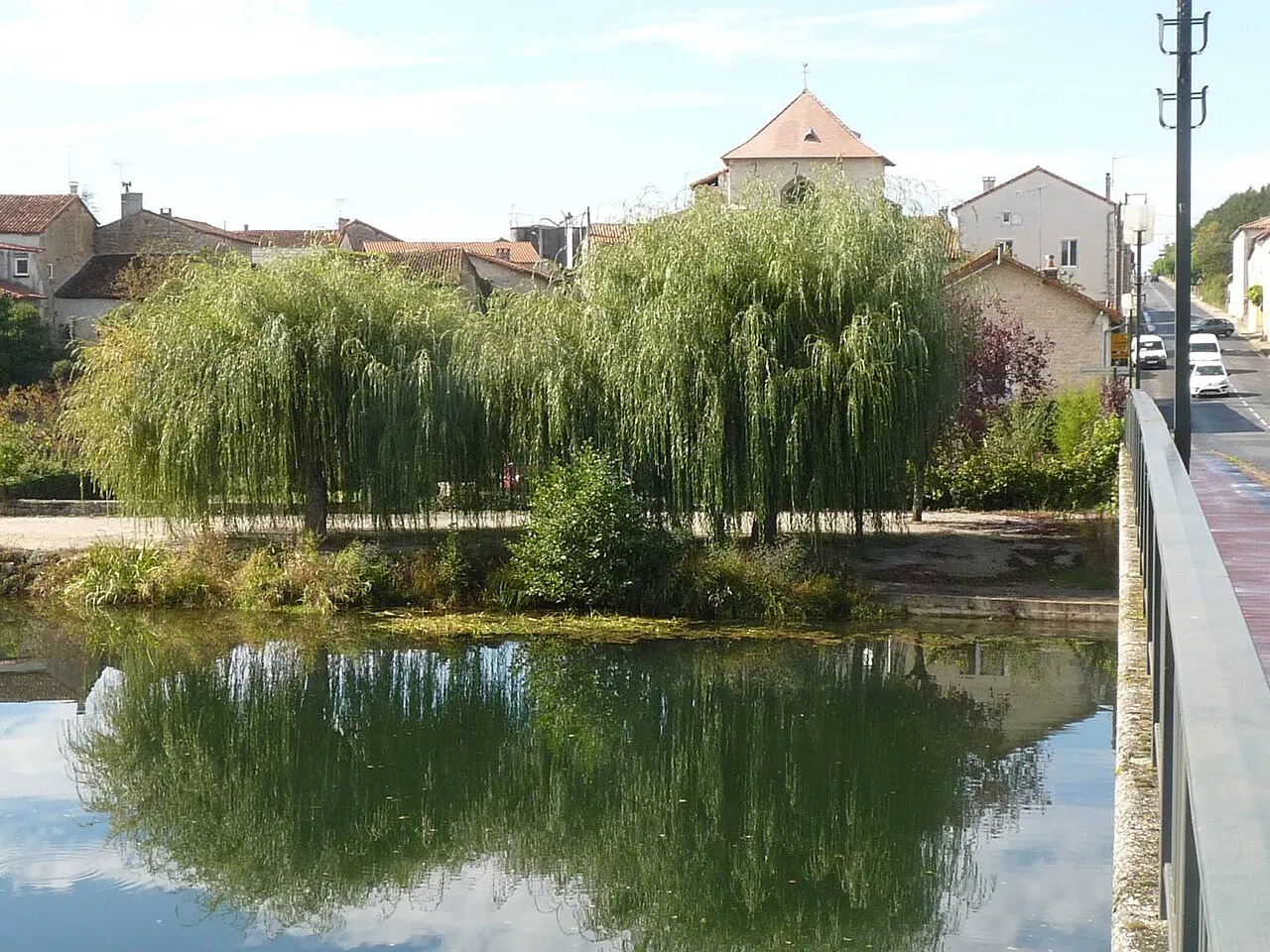 la Charente et l'église de Condac, Charente, France