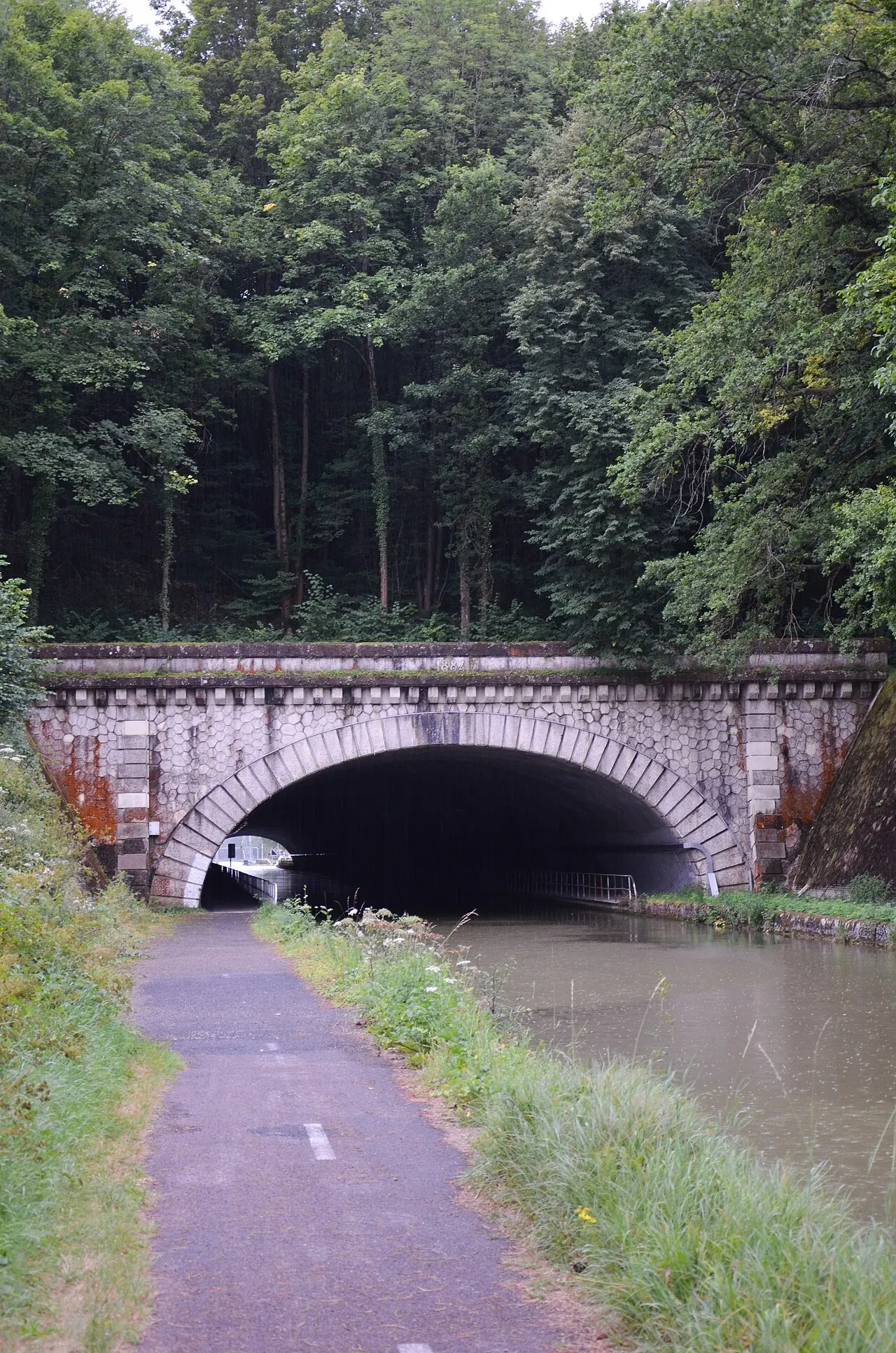 Tunnel de Condes sur le canal de la Marne à la Saone, Haute-Marne, Champagne-Ardennes, France