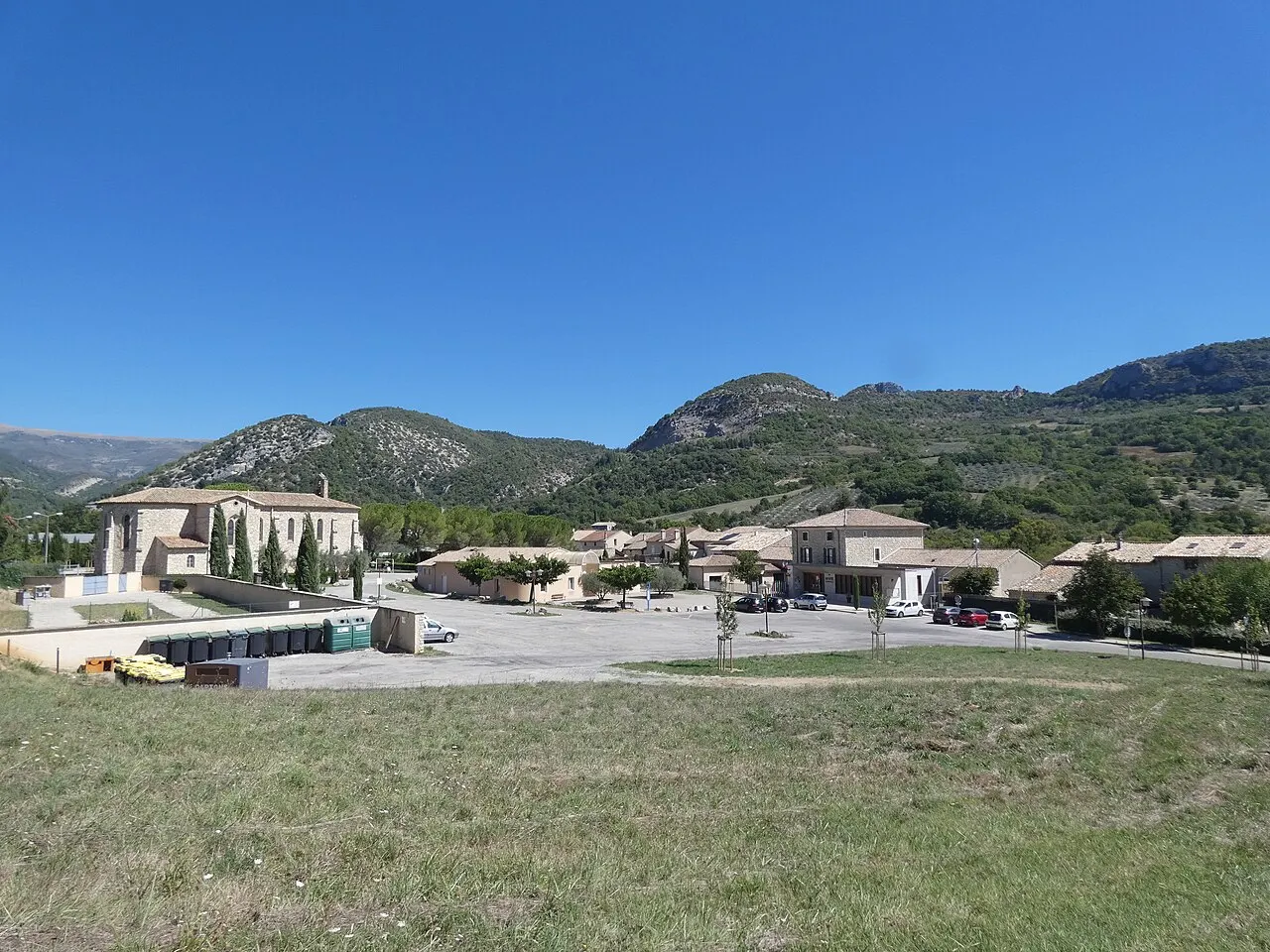 Vue générale de Condorcet (Drôme, France) depuis la pente derrière le cimetière