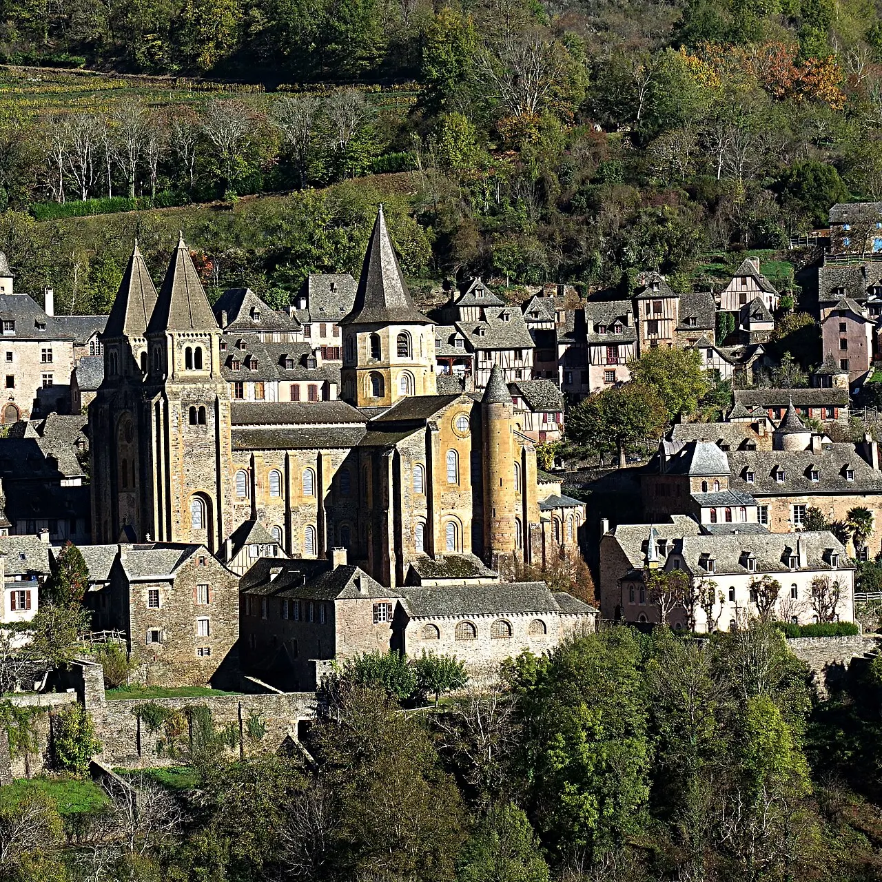 Conques fr.wikipedia.org/wiki/Conques en.wikipedia.org/wiki/Conques Abbatiale Sainte-Foy de Conques (11ème et 12ème siècles) Classée MH…