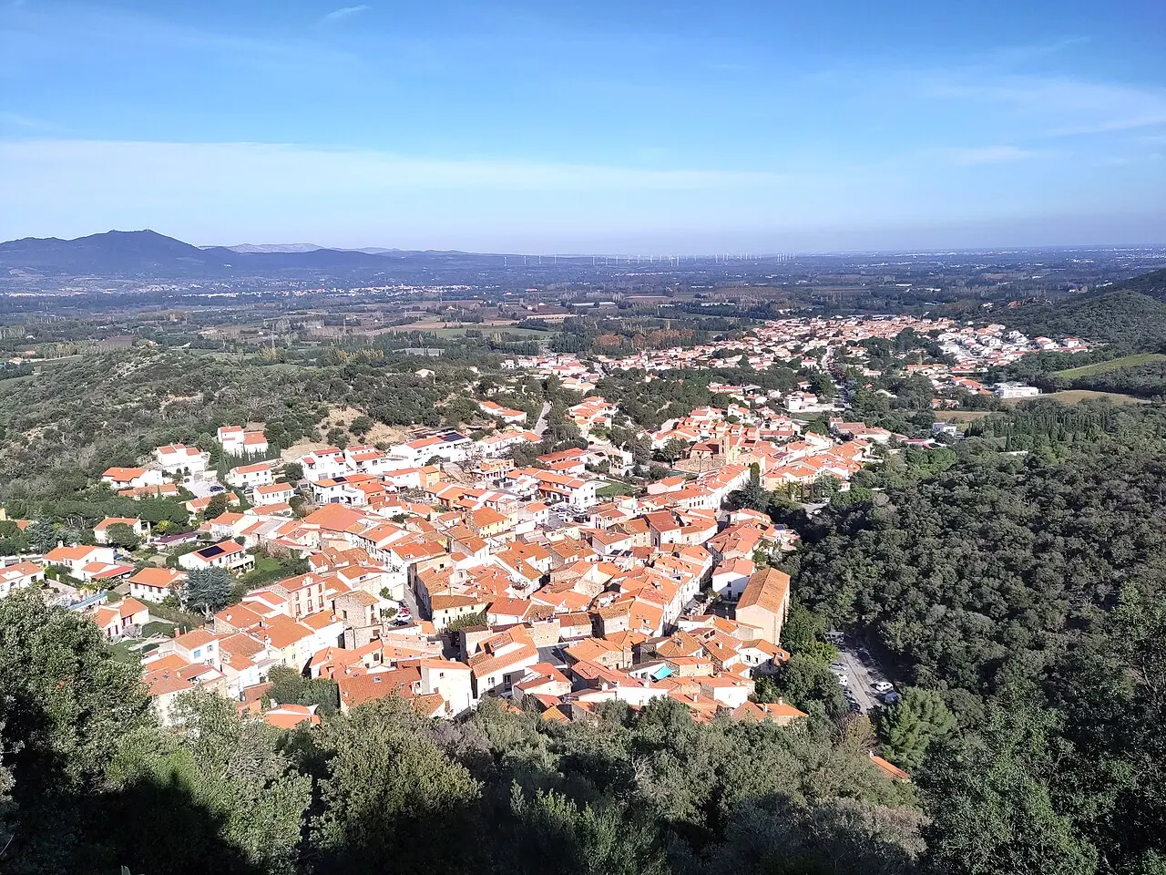 Vue du village de Corbère depuis la chapelle Saint-Pierre du Château