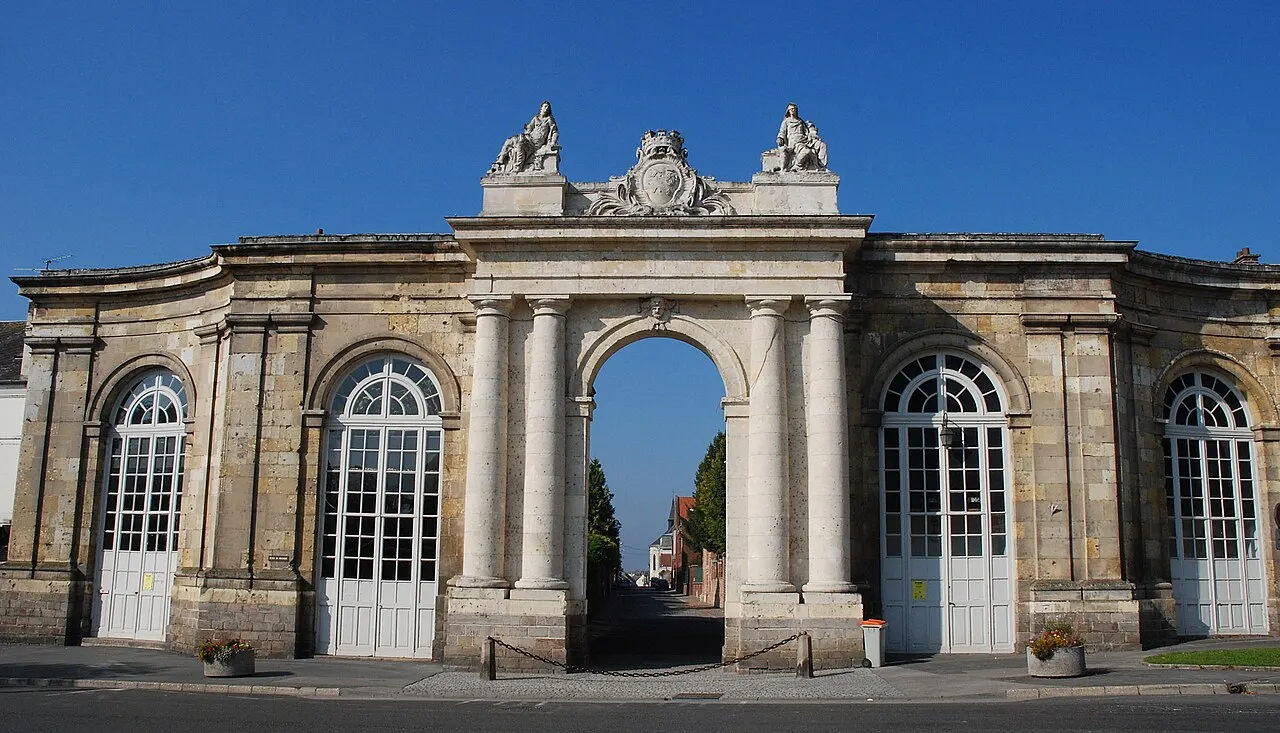 Porte d'honneur de l'abbaye de Corbie (1750); architecte, François Franque ; sculpteur, Pierre-Joseph Christophle.
