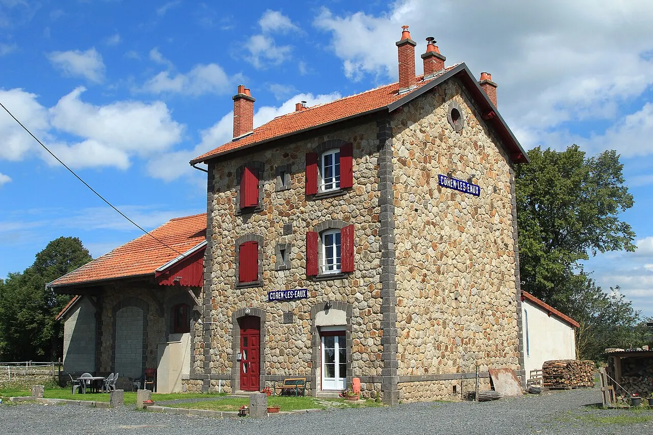 L'ancien bâtiment voyageurs de la gare de Coren-les-Eaux.