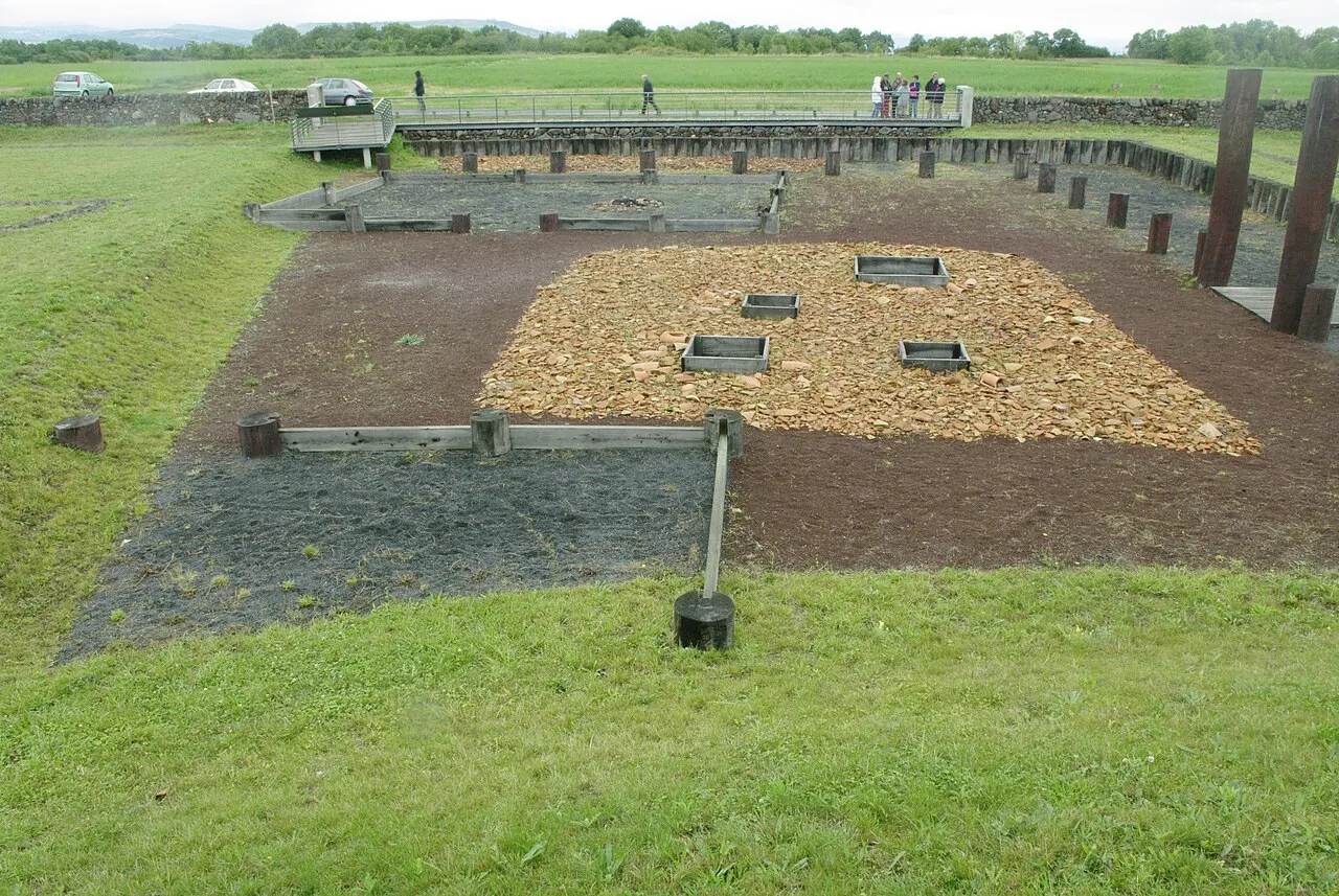 Sanctuaire de Corent ; le bâtiment B se trouve au premier plan (bas-gauche). Photographie prise lors des journées du patrimoine 2013.