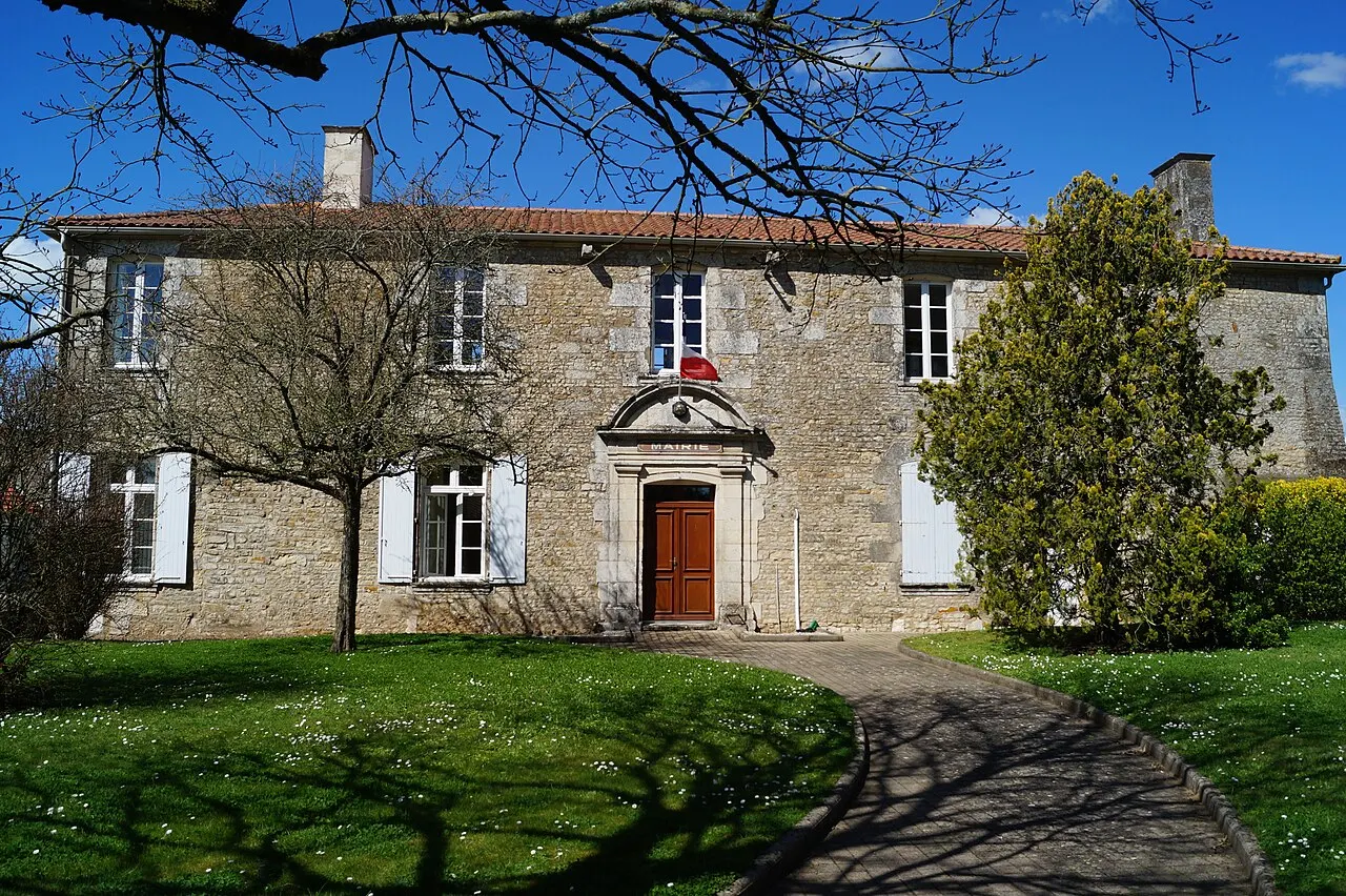 La mairie de Corpe depuis la rue de Mainclaye.