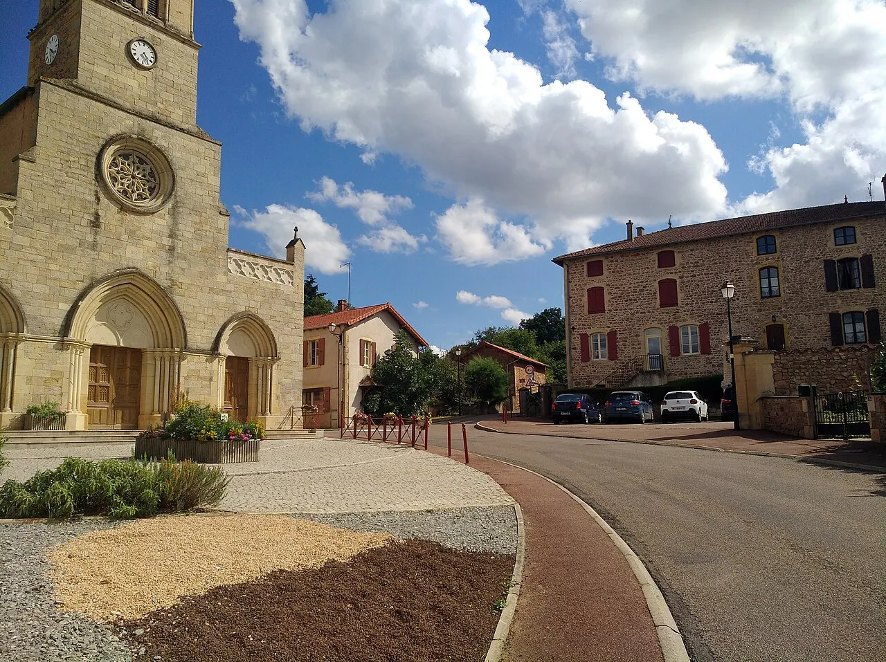 Centre de Coublanc (Saône-et-Loire, France), traversé par la route départementale 259. À gauche, l'église Sainte-Madeleine.