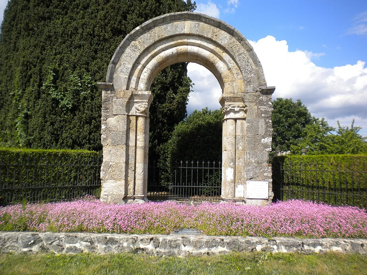 Porche de l'ancienne église de Coudroy, près du cimetière.