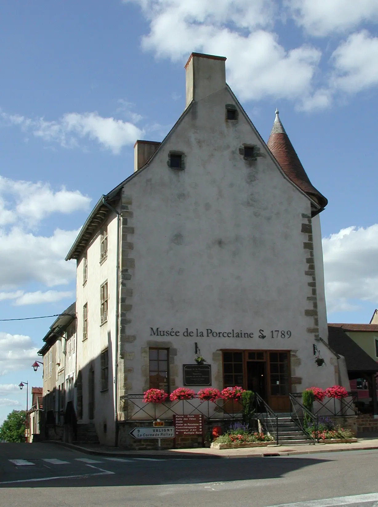 Maison dite de Charles IX et musée de la Porcelaine à Couleuvre (Allier, France).