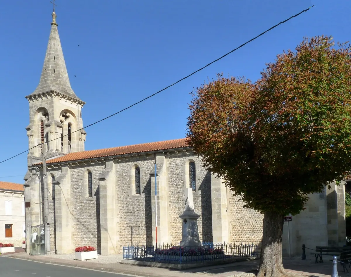 Eglise et monument aux morts de Couquèques, Gironde, France
