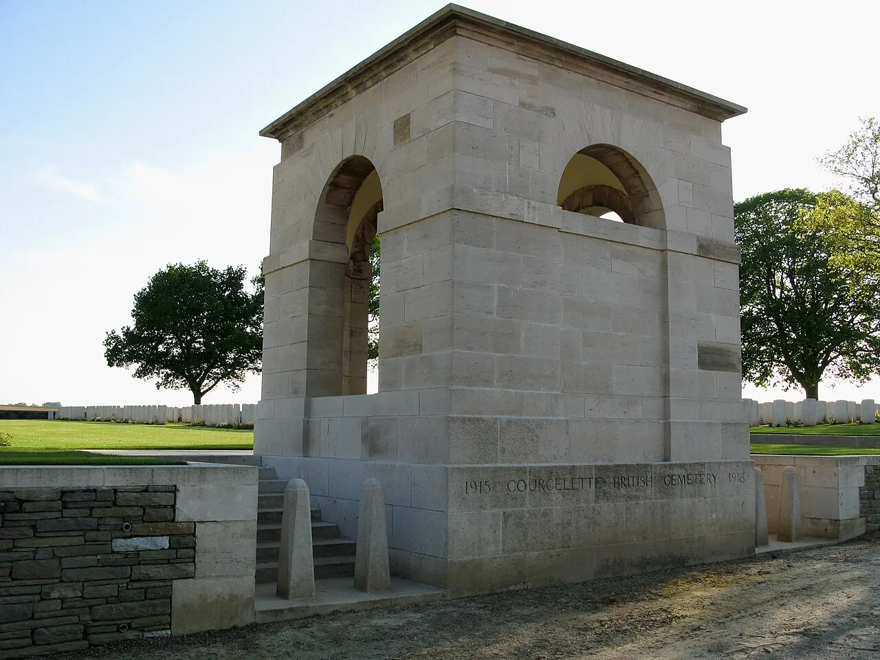 Courcelette (Somme, France) L'entrée du cimetière militaire. .