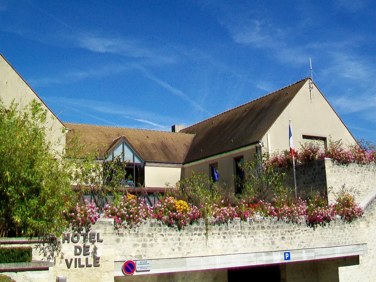 La mairie, rue Vieille Saint-Martin, au chevet de l'église Saint-Martin. La gendarmerie nationale se trouve dans le même bâtiment.