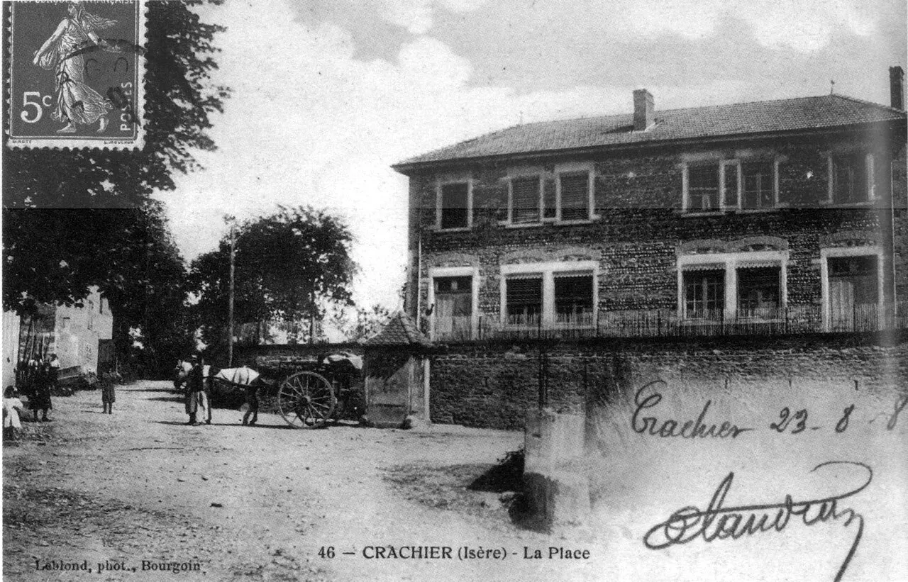 Crachier, la place en 1908, p 70 de L'Isère les 533 communes - photo de Leblond de Bourgoin.tif