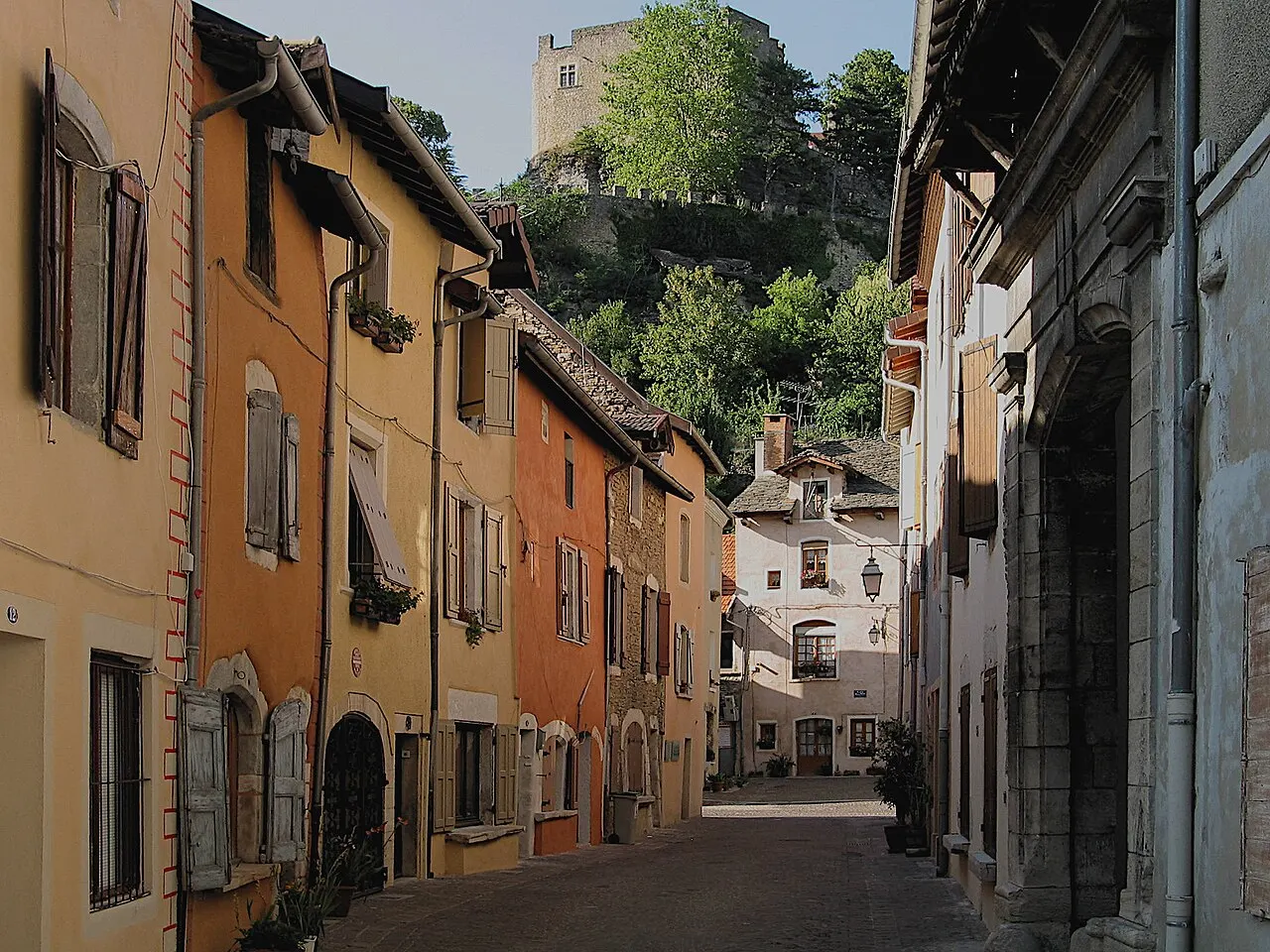France, Crémieu, Rue médiévale, medieval street