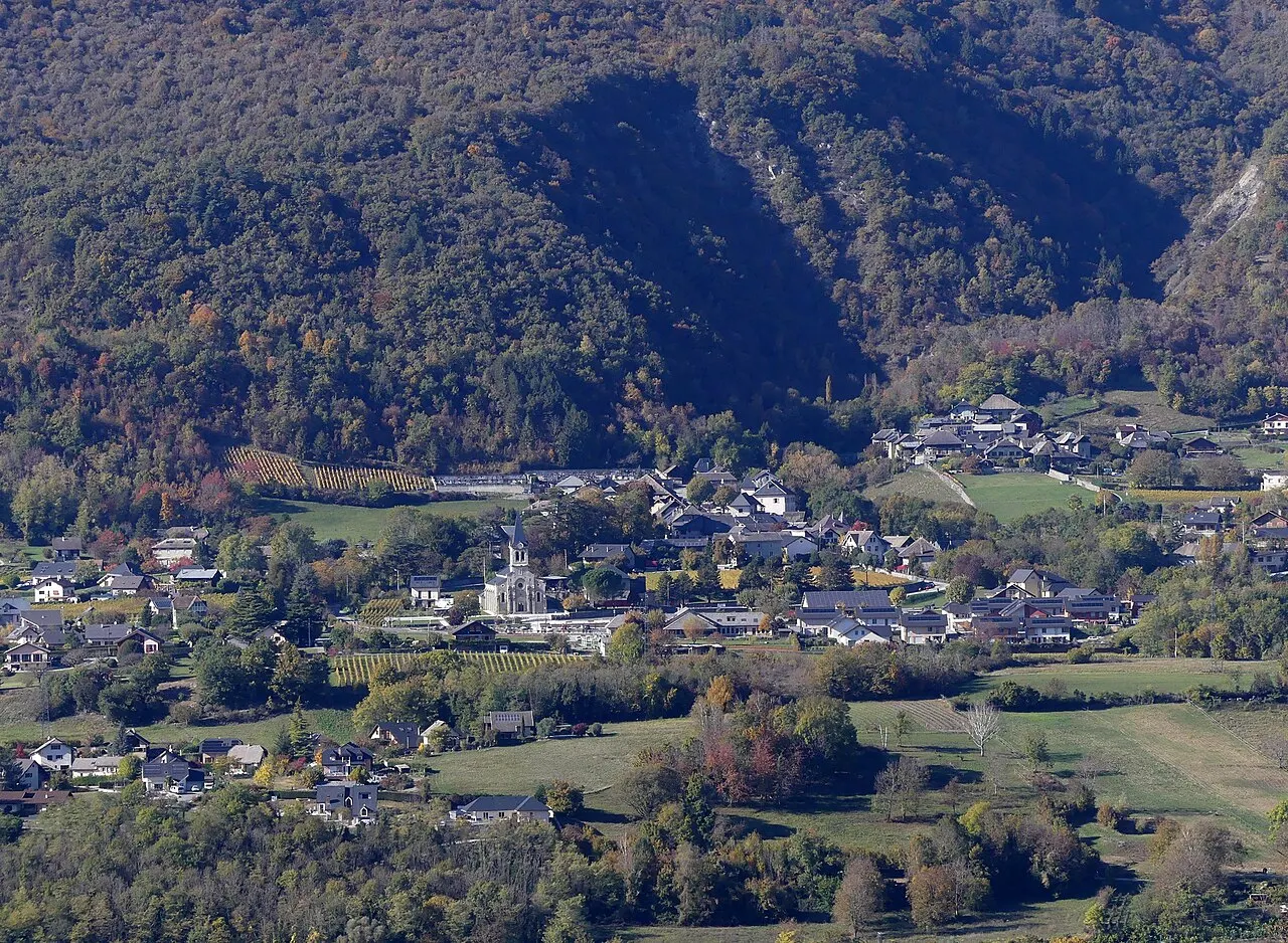Vue, depuis les hauteurs de Planaise sur la rive opposée de l'Isère, du centre de Cruet, en Savoie.