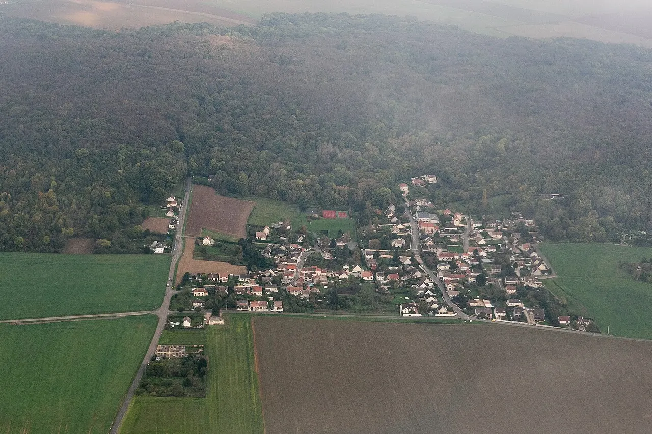 Vue aérienne de Cuisy lors d'un vol entre RNS et CDG.