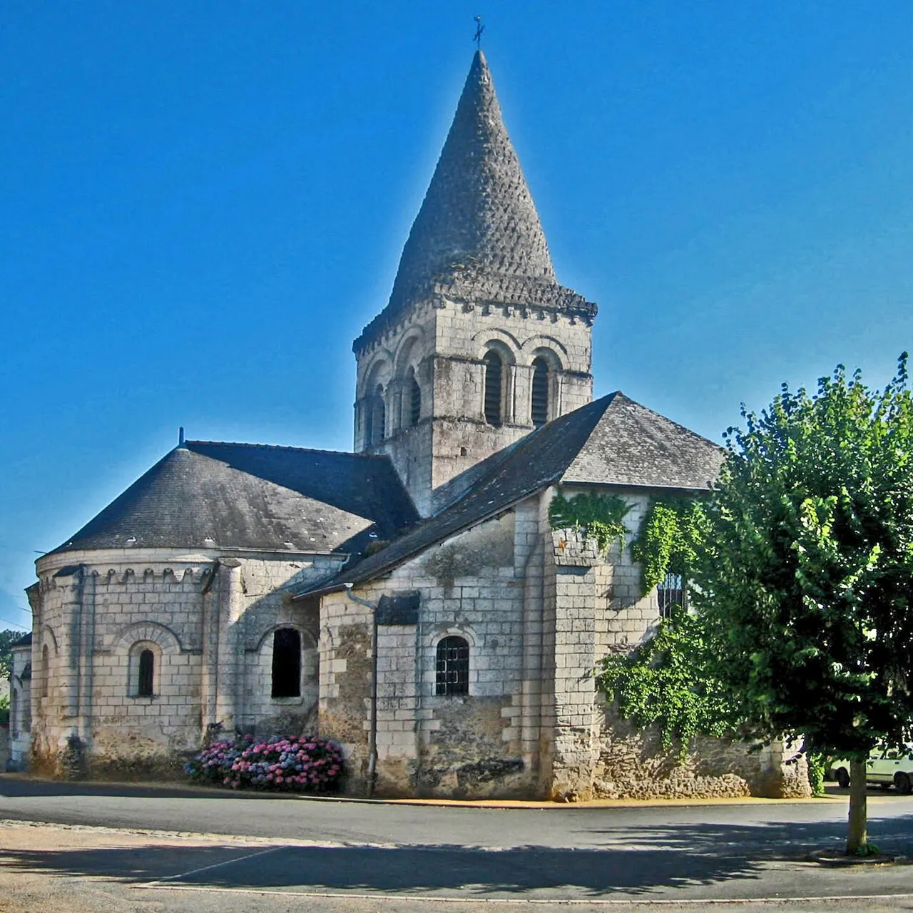 Église Saint-Évroul de Cuon (Maine-et-Loire, France).