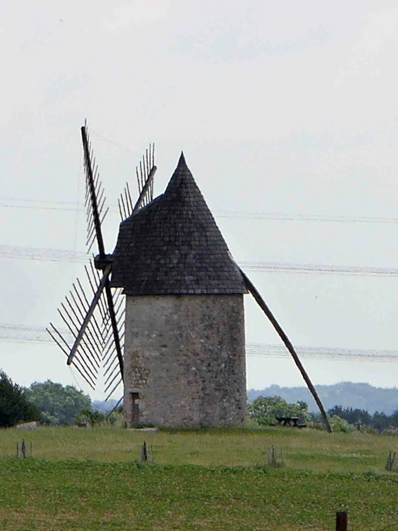 moulin tour restauré à l'écart du village