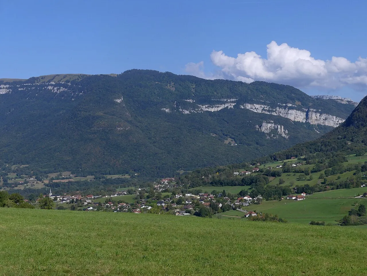Vue, depuis les hauteurs ouest, du village de Cusy en Haute-Savoie.