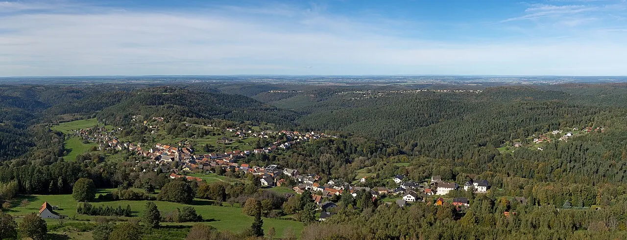 Vue depuis la tour de la chapelle sur le rocher de Dabo sur la ville et au loin jusqu'en Lorraine.
