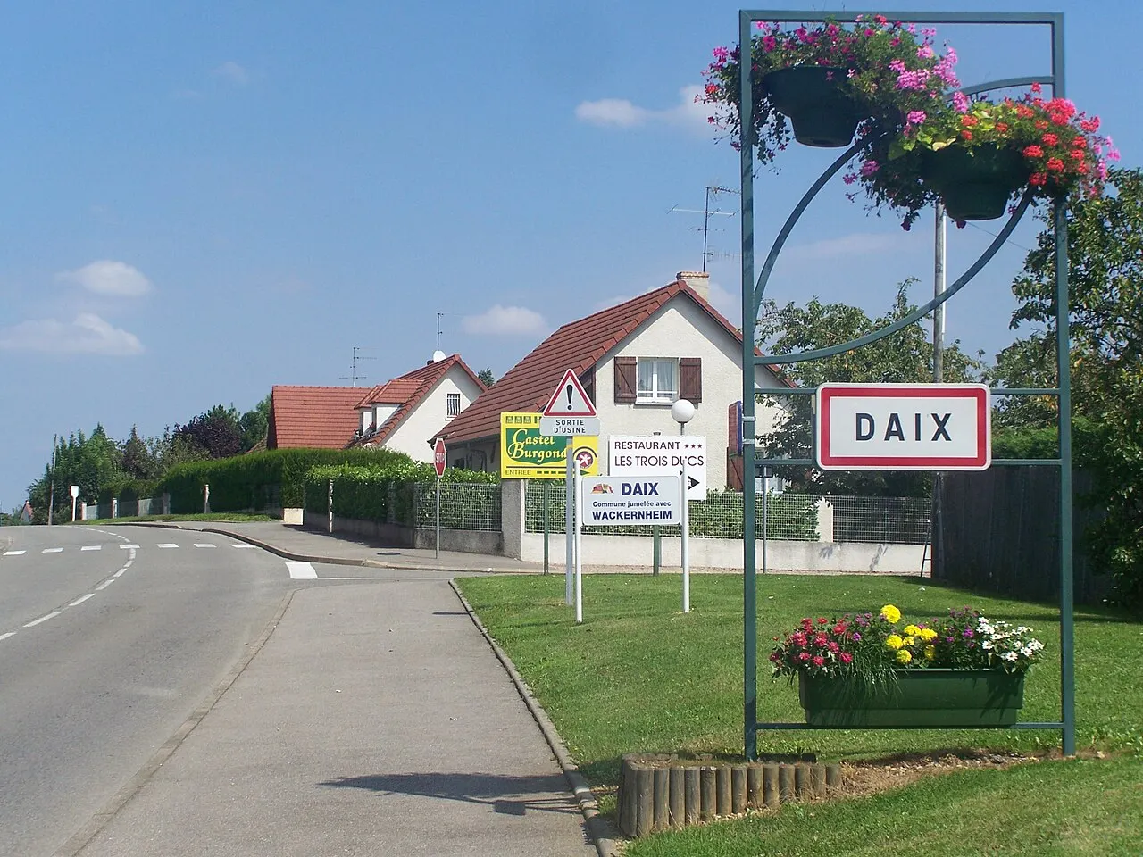 Panneau d'accueil de la commune de Daix dans l'agglomération dijonnaise en Côte-d'Or.