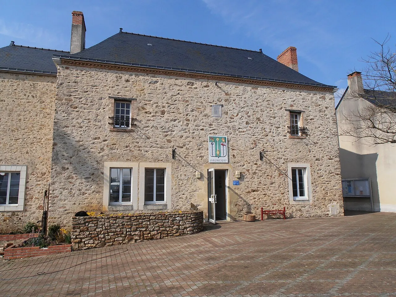 La mairie de Daumeray (Maine-et-Loire, France).